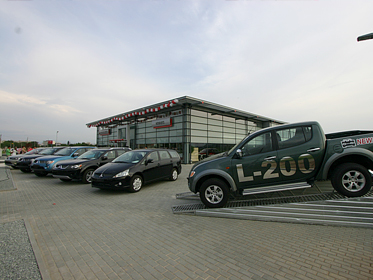 В Одессе открылся новый концептуальный автосалон Renault
